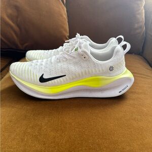 NIKE REACTX INFINITY RUN 4 WHITE/BLACK-LT LEMON TWIST MENS SIZE 11.5 US